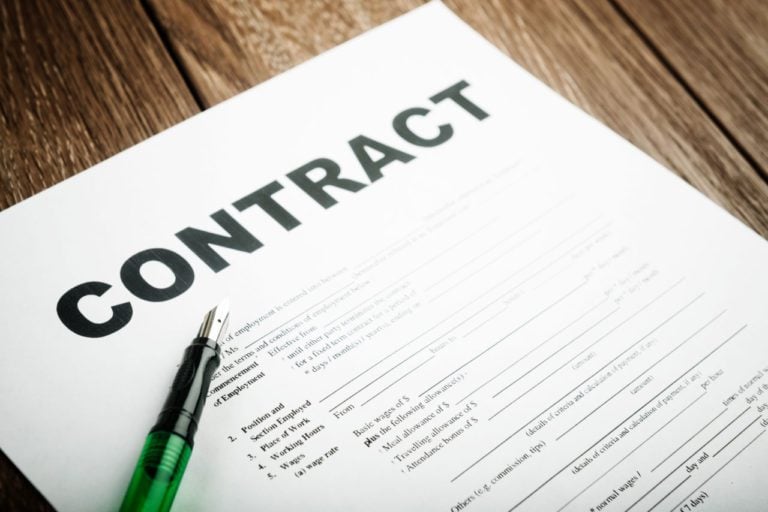 Работа без трудовой книжки по договору или контракту: плюсы и минусы, есть ли разница?