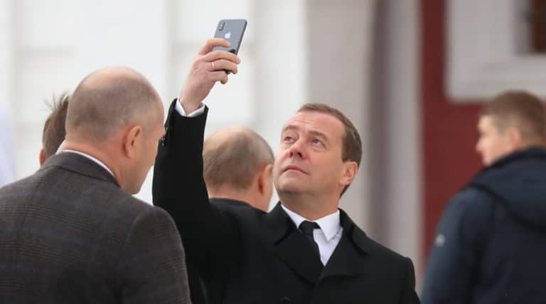 Новым iPhone X похвастался Дмитрий Медведев