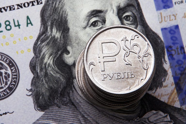 Курс рубля обвалился из-за угрозы новых санкций