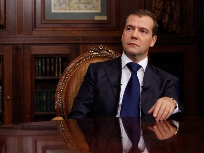 Люди не должны страдать от роста цен на бензин, уверен Медведев