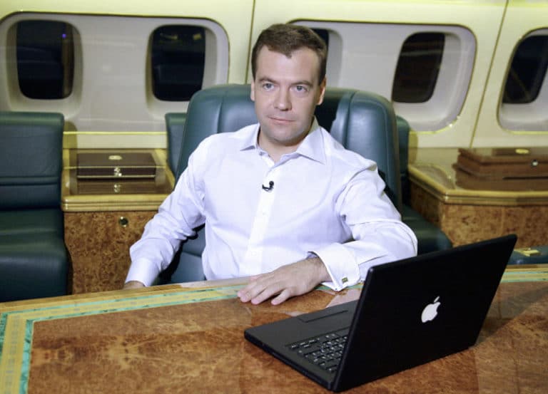 Медведев призывает «выжать все» из бурного роста экономики Рунета