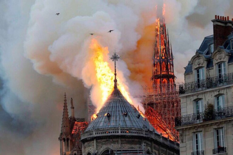 Причины пожара в Нотр-Дам де Пари. Путин предложил помощь в восстановлении собора