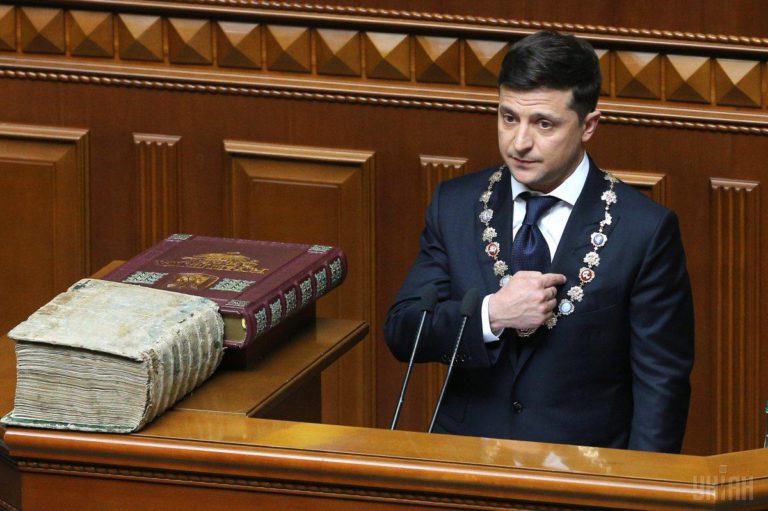 Зеленский объявил роспуск Верховной Рады Украины и потребовал ряд увольнений