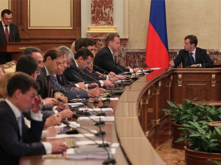 Зарплату кремлевским чиновникам подняли на 10 процентов