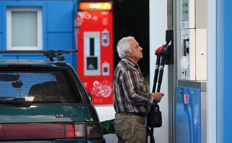 Не продлевать соглашение о заморозке цен на бензин предлагает Козак