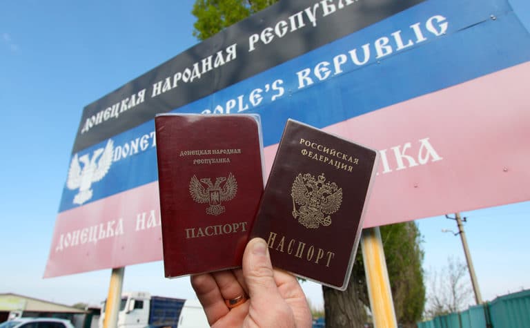 Россия начнет выдавать паспорта жителям ДНР и ЛНР, несмотря на угрозы Украины