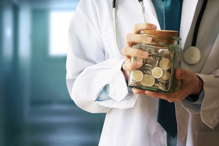 План по увеличению зарплаты врачам будет готов в сентябре