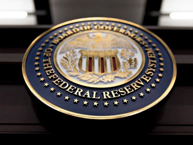 Как решение ФРС США по процентной ставке отразится на курсе доллара и мировой экономике?