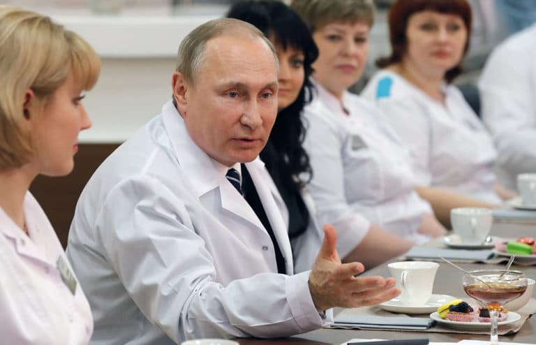 Путин распорядился избежать фокусов при повышении зарплат врачам