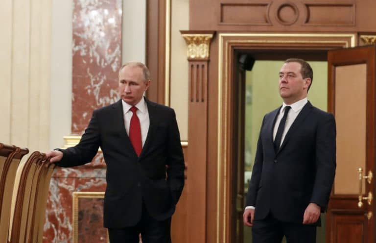 Путин подписал указ об отставке правительства РФ и премьер-министра Дмитрия Медведева