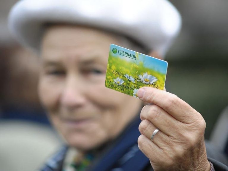 Хранить деньги на банковских картах опасно для пенсионеров