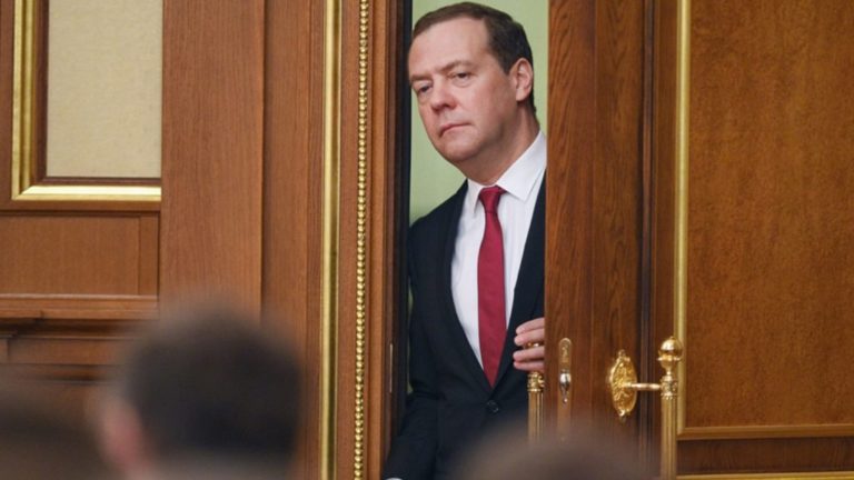 Работа правительства Медведева оказалась абсолютно неэффективной