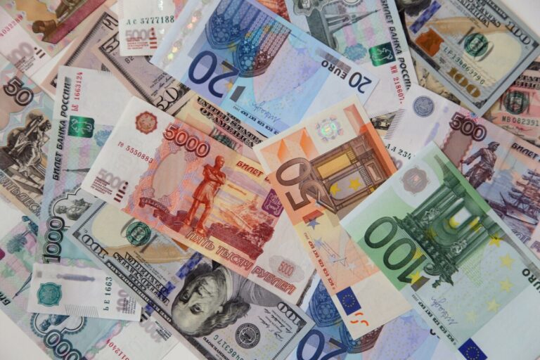 Нужно ли хранить валюту? Каким будет курс доллара, если банки вводят комиссию за валютные счета