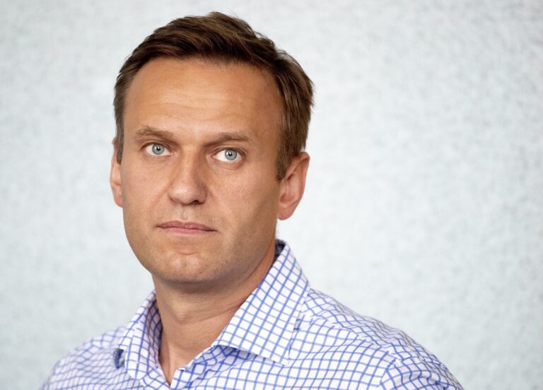 В Charite не нашли в анализах Навального ядов, но оппозиционер обвиняет Путина