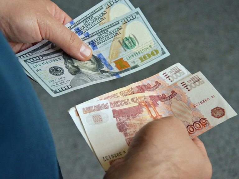 Как сохранить деньги в случае падения рубля или краха доллара