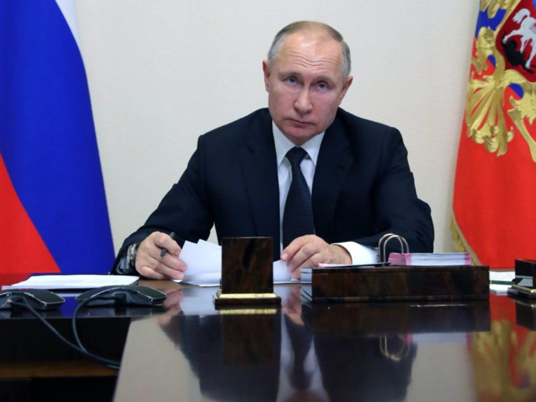 Путин отменит возрастные рамки для чиновников
