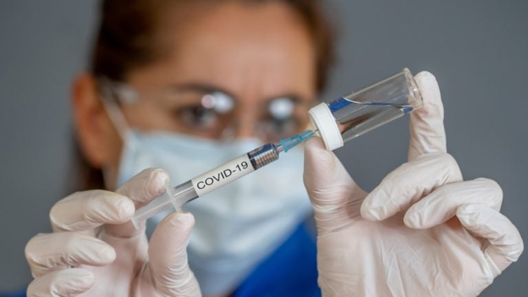Нужно ли делать прививку, если переболел коронавирусом