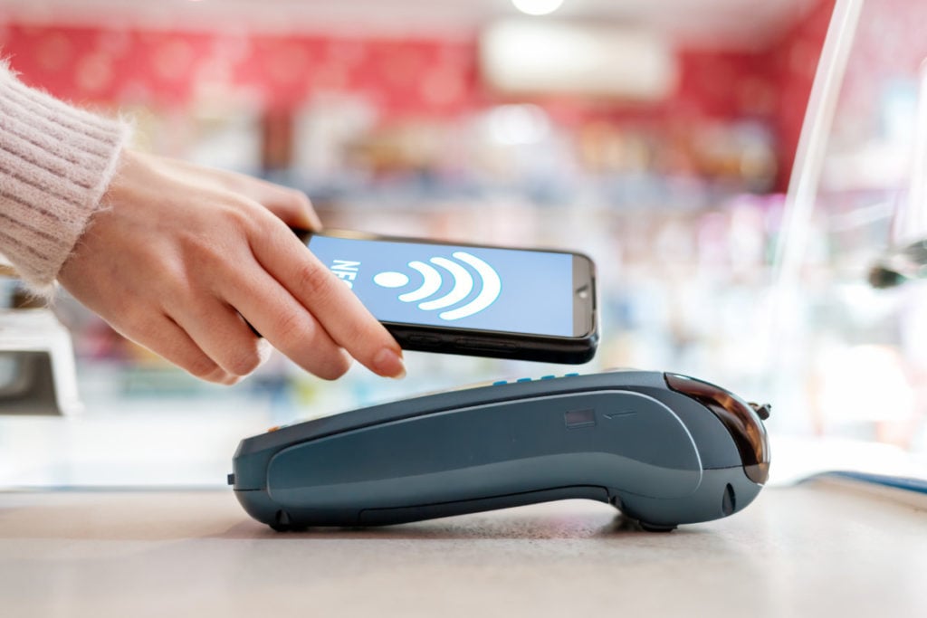 NFC هي تقنية تسمح لك بالدفع مقابل المشتريات باستخدام الأدوات