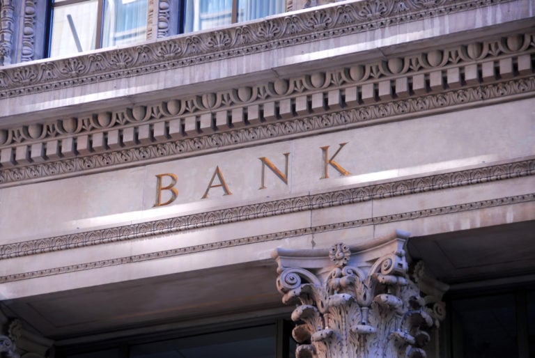 은행 – 어떻게 일하고 어떻게 버나요?